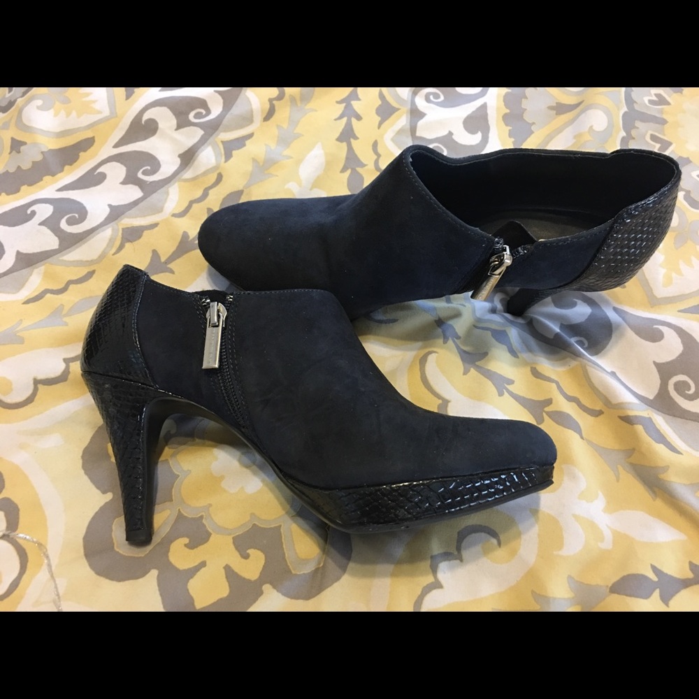 Bandolino Navy blue and black booties/heels